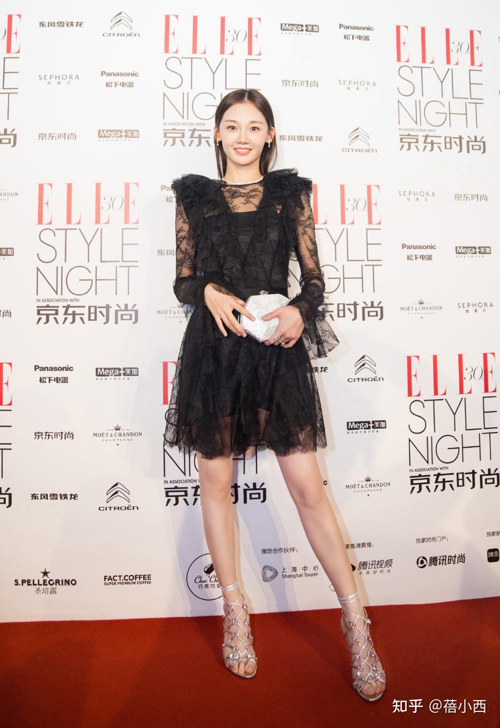 郑恺老婆苗苗的气质太独特穿衬衫配渔夫帽好时髦根本无需美颜