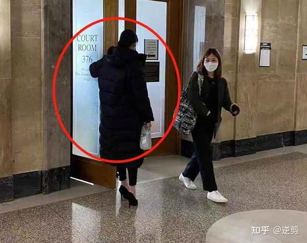 郑爽终于出席庭审黑衣黑裤一脸严肃我却关注她的发际线