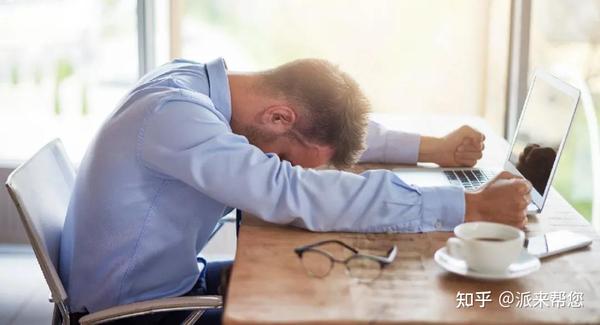 图片素材来源:包图网 整个人看上去面色苍白,而这种苍白看上去毫无