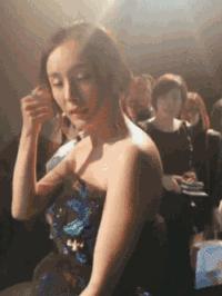 是个满满少女感的仙女, 却因为圆肩驼背的问题, 侧面看显得有些老态