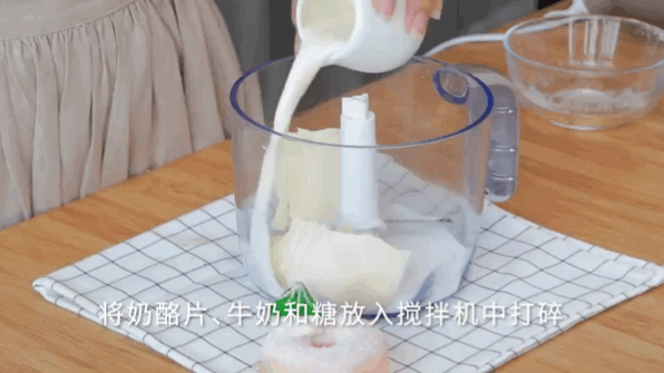 5.搅拌完毕后倒进奶酪里,搅拌均匀后放到微波炉里加热20秒