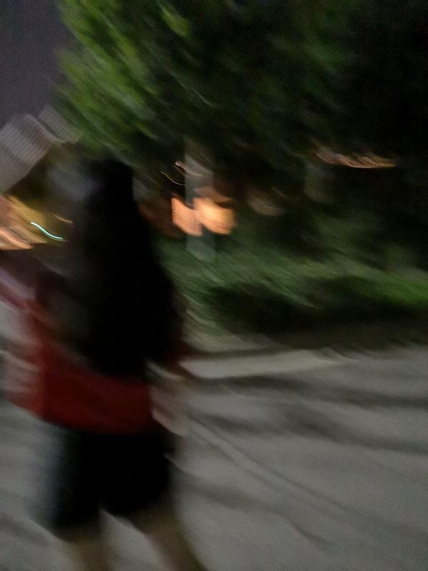 以及晃到模糊的背影 最后 送你们一个 小心心