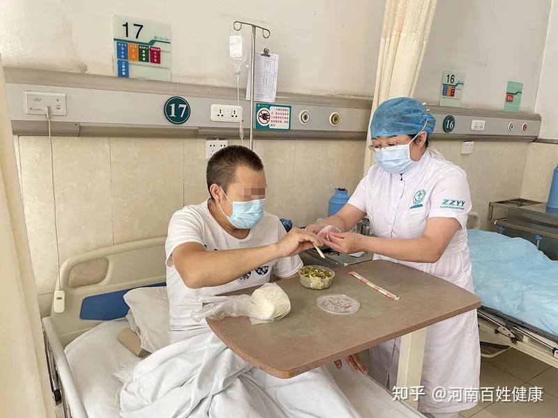 疫情中无陪少陪病房里的贴心服务郑州市第一人民医院护理团队让患者和