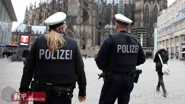 武装巡逻中的德国科隆警察