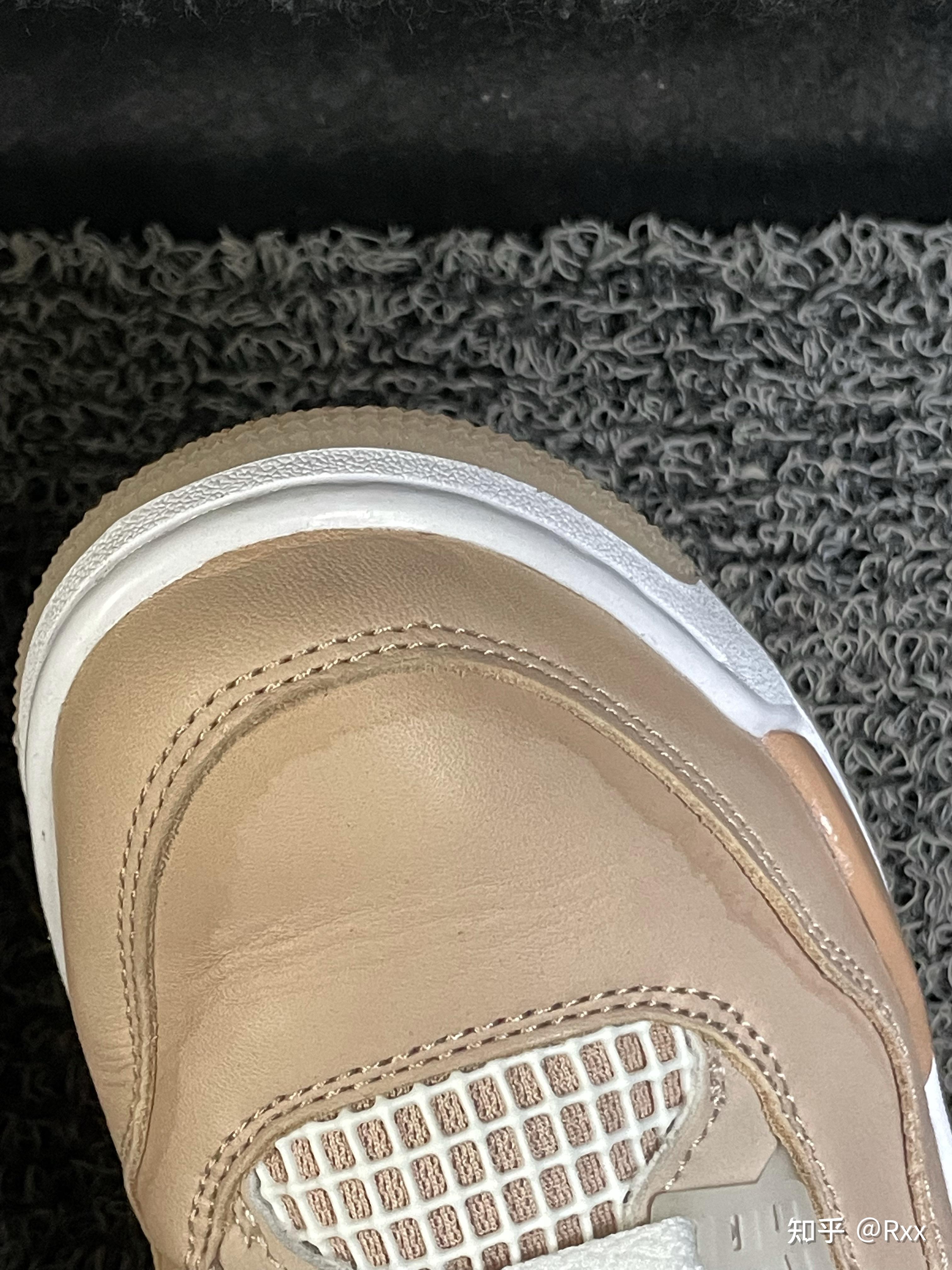 aj4藕色鞋边出现的水渍是什么东西啊?该怎么清洗呢?