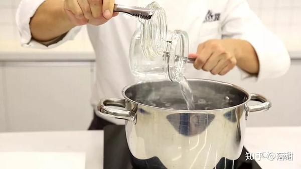 记得将器皿消毒杀菌,我们用的是最简单的 煮沸杀菌法.