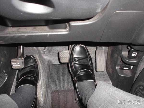 新手怎么踩自动挡刹车离合要动吗 换挡时踩离合和刹车吗  手动挡和