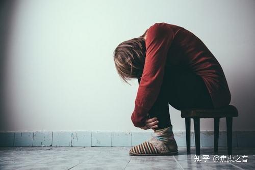 抑郁症:但是病理情绪忧郁障碍往往是毫无缘由就出现的,缺少客观的