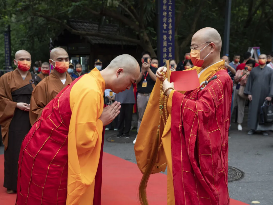 上天竺法喜讲寺举行圆诠法师荣膺方丈升座庆典