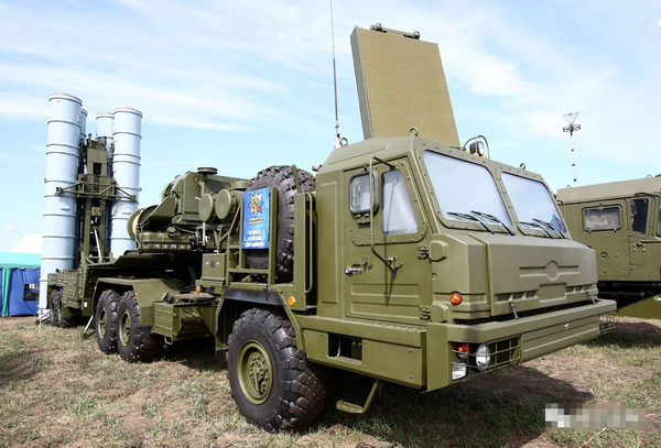 s-400系统的发射车,旁边可见相控阵雷达天线.