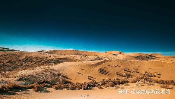 带爸爸妈妈去敦煌旅游吧,敦煌有沙漠戈壁,有各种美景,在敦煌沙漠戈壁