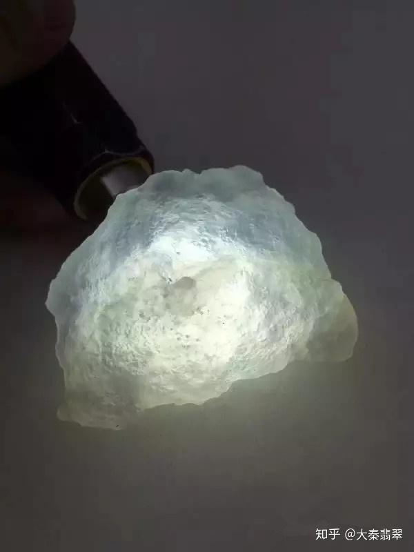 油性光,刚性光,玻璃光,蜡性光,石性光的感觉时,也能代表其翡翠晶体的
