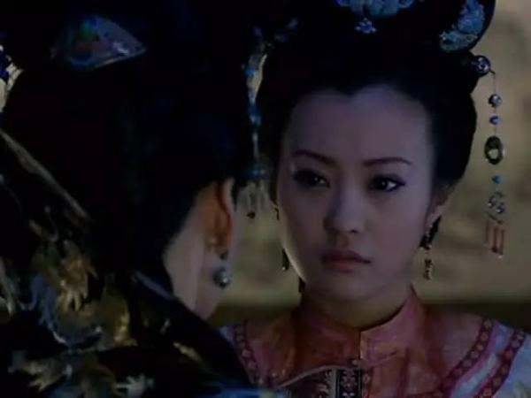 郝蕾演的皇后气场强到无法掩盖,即便和翁虹对戏,也不露怯. 这