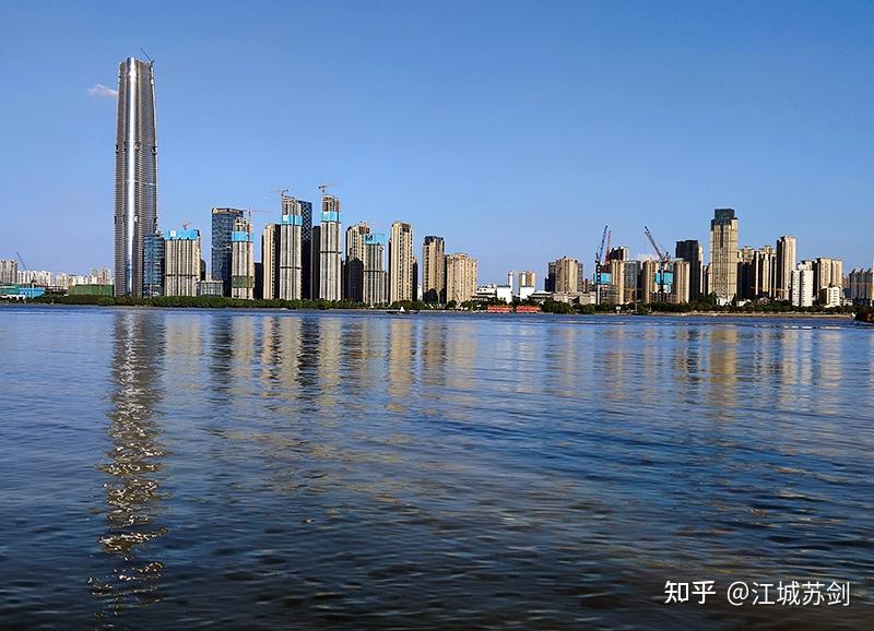 近期,长江武汉段水位上涨,市民纷纷前往汉口江滩长江边观秋汛