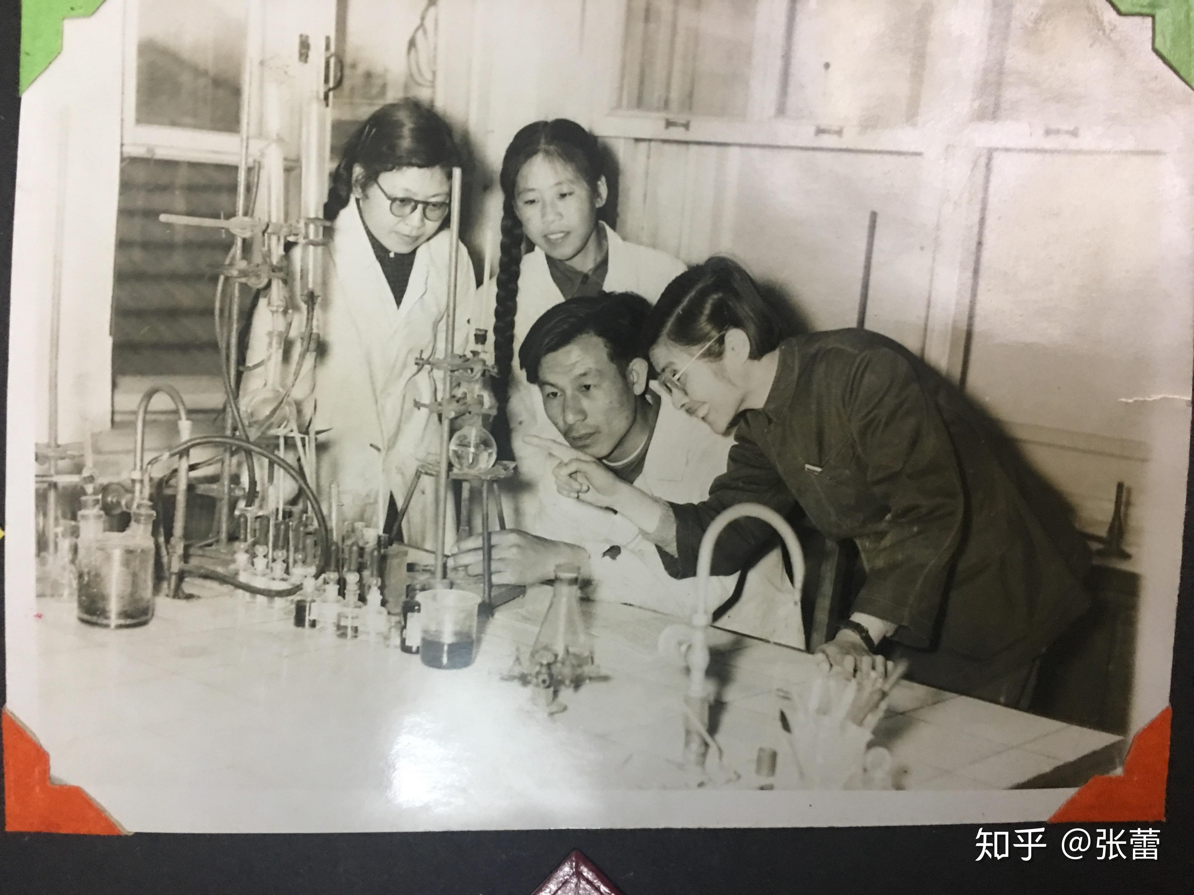【图3:侯毓汾老师当年指导周老做实验留影】忘年交情谊真挚邀赠言莘莘
