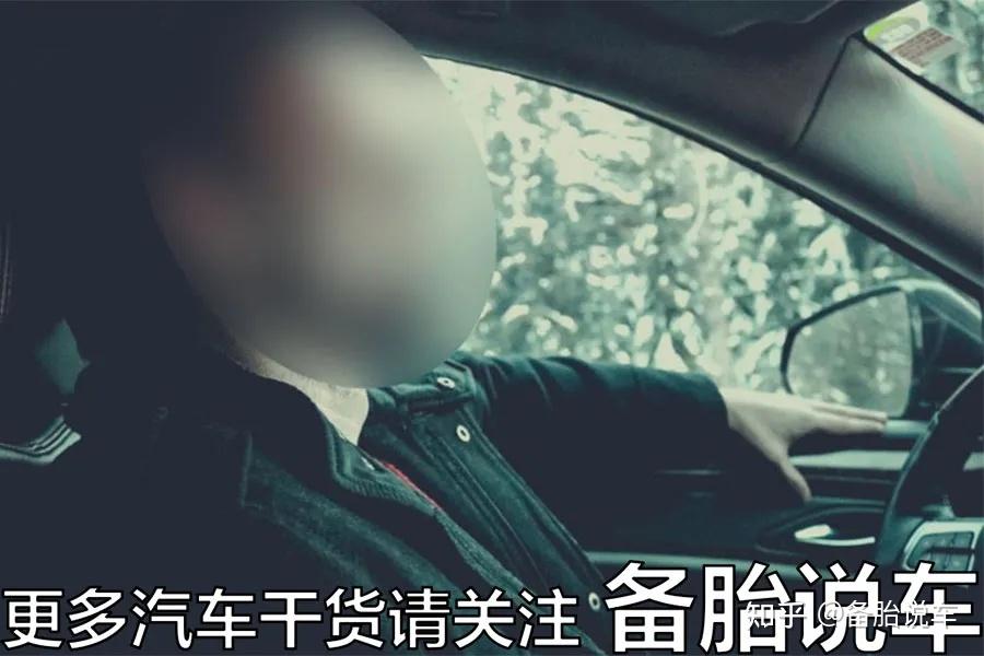 就喜欢闲下来把另外一只手活动活动,腿上放放,挡把上放放,车窗上架架