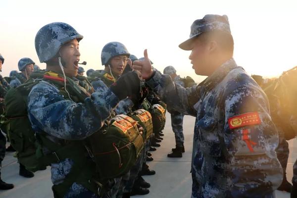 新兵首次跳伞,来了!