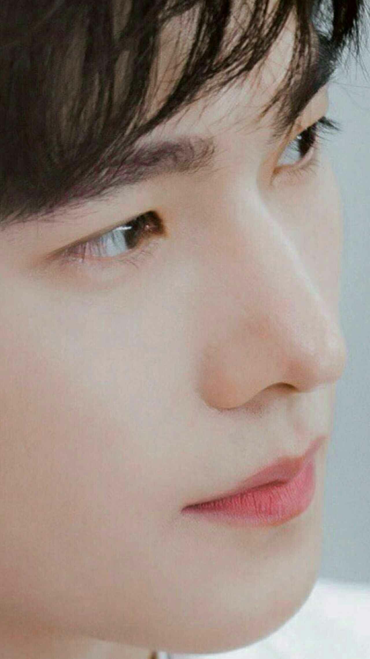 而杨洋的鼻子这三点要求都非常符合,我们先从他的侧面看起.