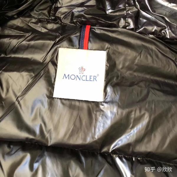 moncler袖口黑色刺绣标羽绒服续写白色刺绣款的经典传奇