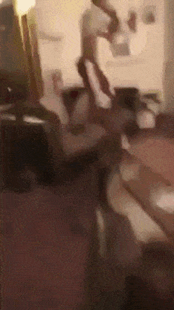 只见小三急中生智,固定不动 假装自己是一个充气娃娃