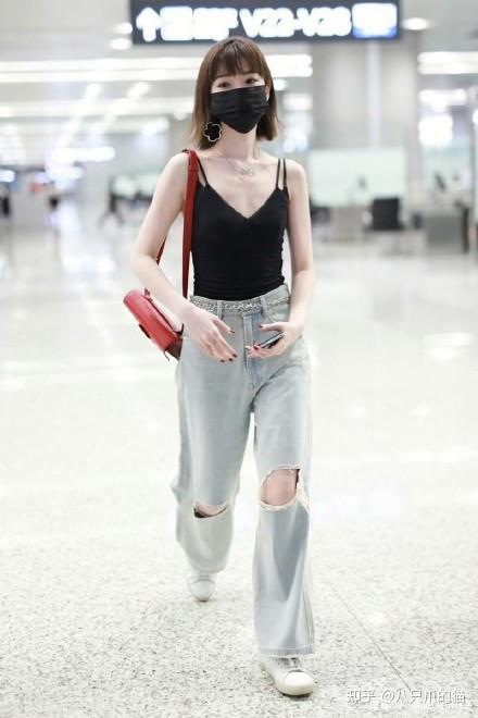 毛晓彤穿吊带成功美出圈,下摆"塞裤腰"一点都不鼓囊,腰真细呀