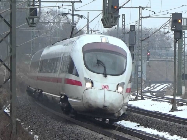 1998年广深铁路率先使用由瑞典租赁的x2000摆式高速动车组,又称新时速