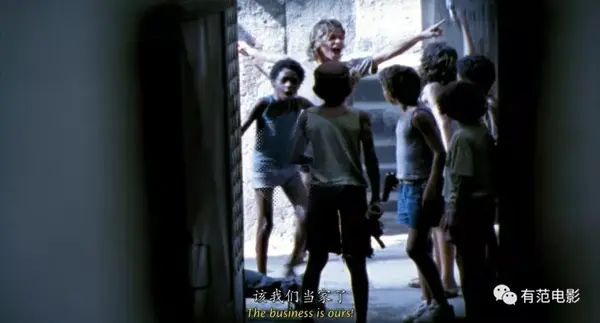 片尾,小鬼头一伙,一群10岁出头的小孩,在街头拿着枪,讨论着杀人抢劫的