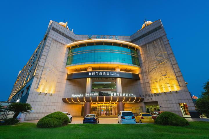 距离一号线龙翔桥地铁站步行仅需7分钟; 在线预定: 美团酒旅 · 酒店