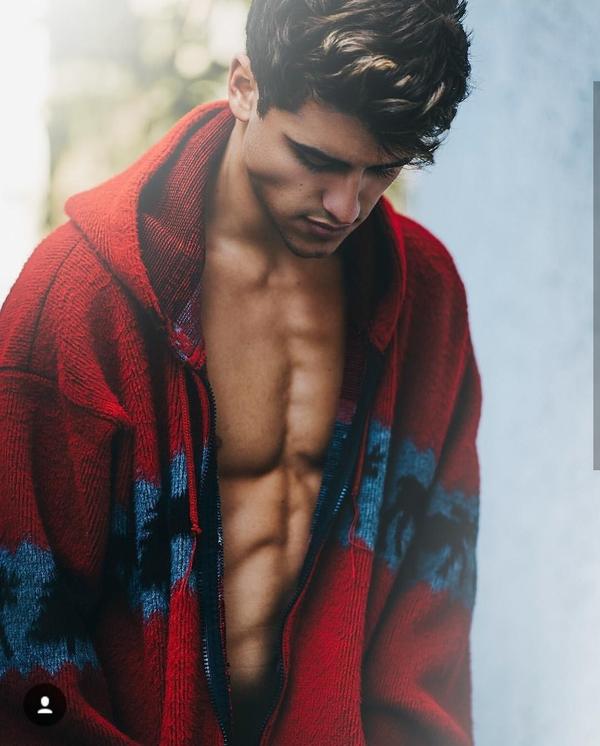 1996年九月十号出生 之前和shawn mendes都是旧的magcon boys的 整个