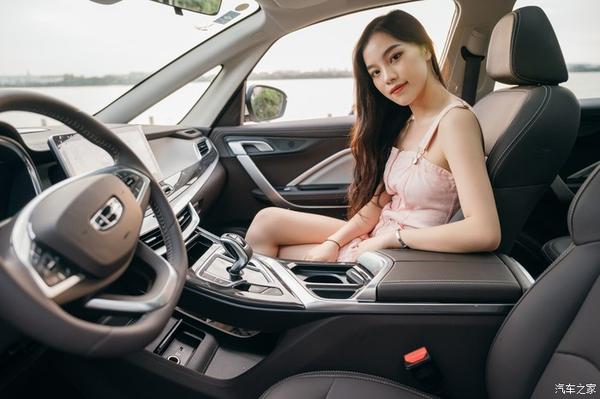 坐在副驾驶位上,小老妹儿还真有点儿这辆车女主人的架势.