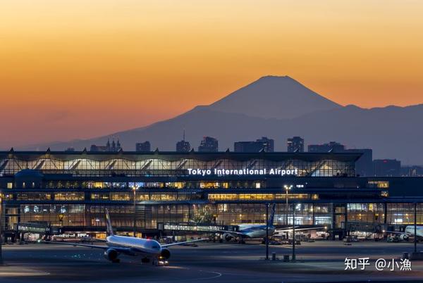 1978 年,成田机场开始运营,主要接待东京的国际航班,但羽田依然接待