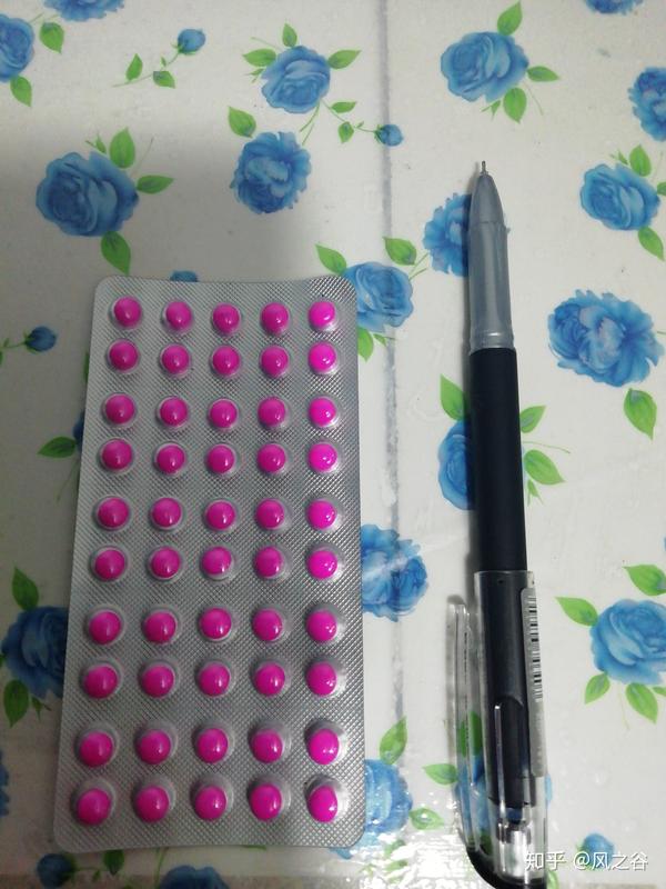 有没有人知道一种粉色的药丸背面写着pvc 金属的字样