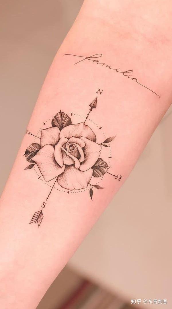 在女性纹身图案中,花朵主题一直是最受女性欢迎的纹身题材之一,其中