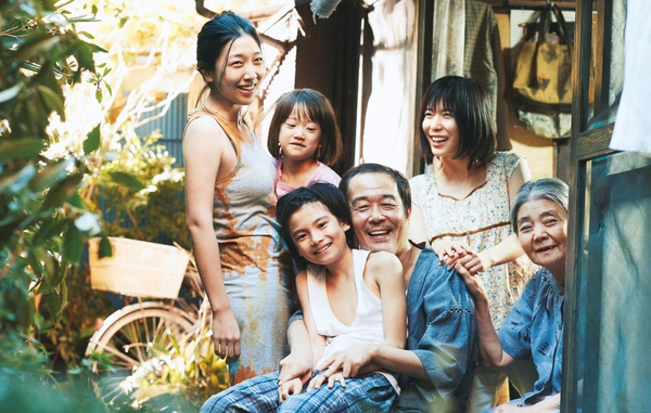 《小偷家族》导演是枝裕和十年风格蜕变