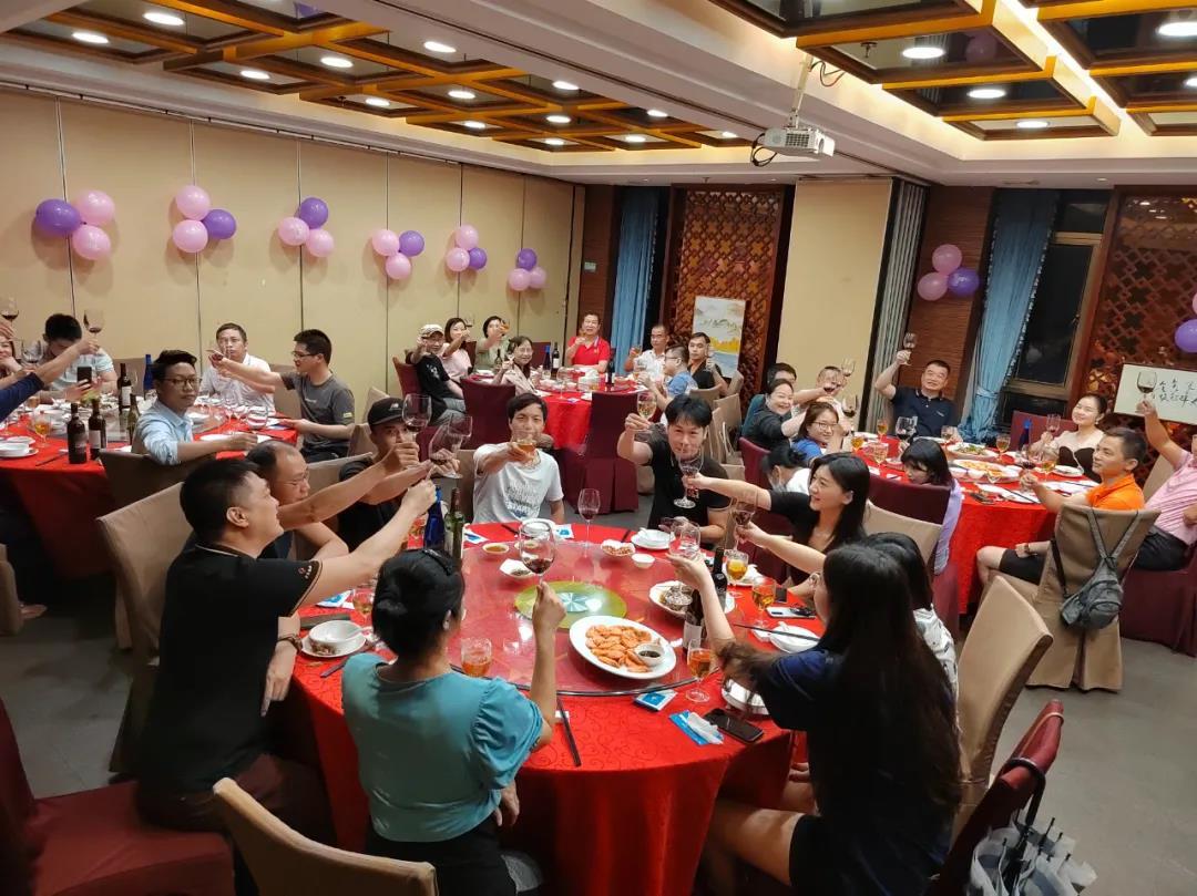 中喜酒业2021年公司庆国庆举办了全体员工聚餐活动