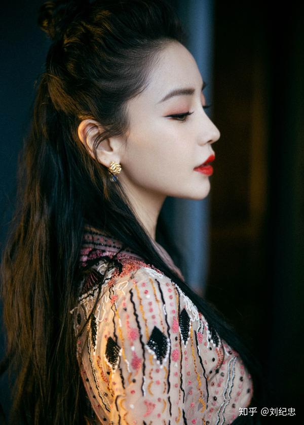 杨颖精美壁纸,复古印花公主裙让人看起来很优雅,明丽闪耀