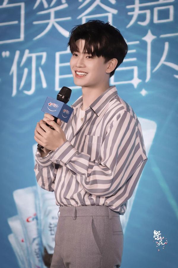 任嘉伦壁纸:一出场瞬间邪魅十足撩人无限啊,不愧是阳光帅气男孩