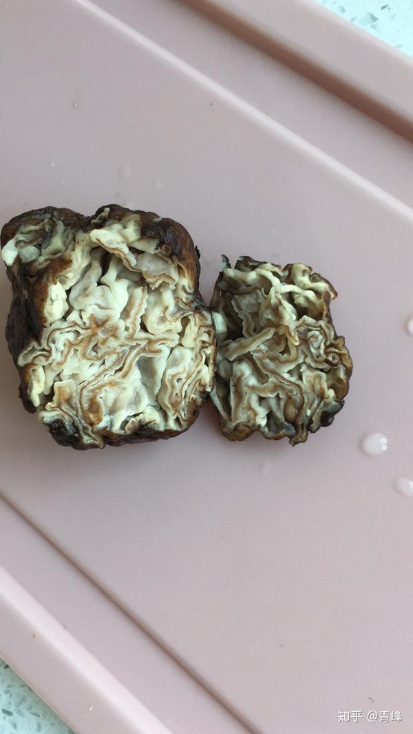 切开以后是这个样子的,味道是很浓郁的菌香味.是白松露吗?