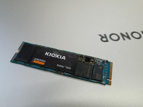 相较于传统机械硬盘的读写速度,铠侠 rc10 nvme ssd速度有了质的飞跃