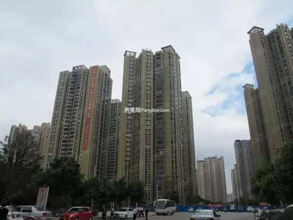 金坤世纪 (点击查看房源) 均价:11598 元/m地址:西山区滇池路蓝山数码