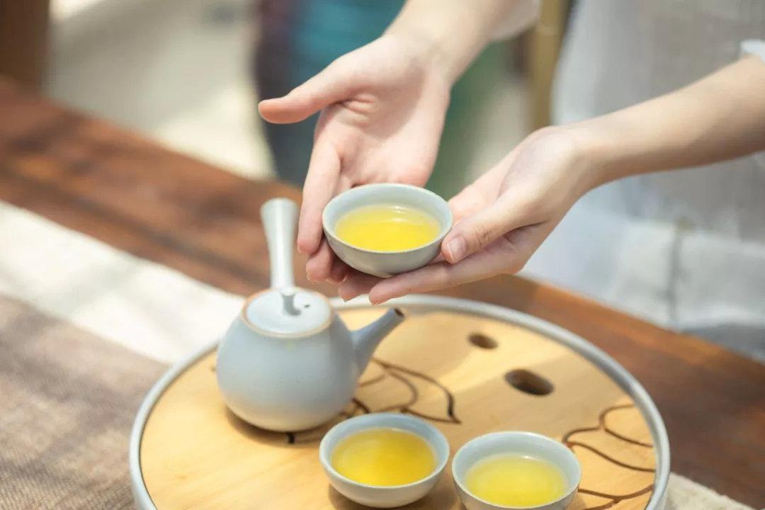 客来敬茶茶艺师教您如何奉茶