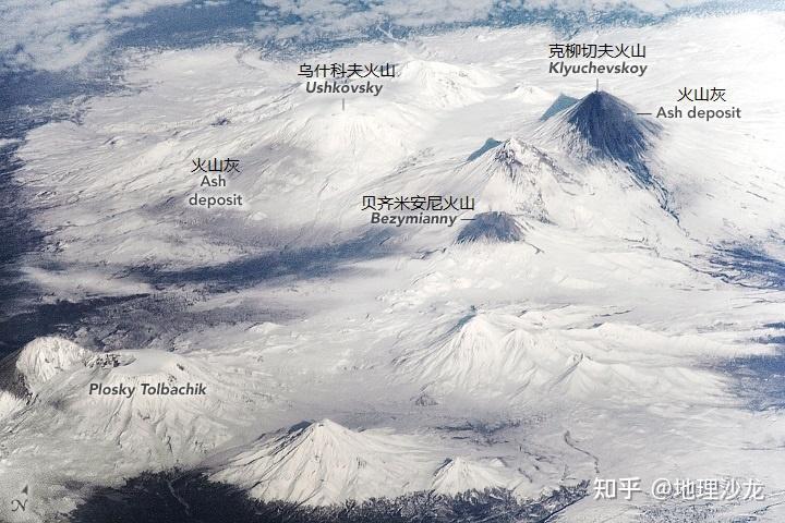 在皑皑白雪的映衬下俄罗斯勘察加半岛的火山活动迹象清晰可见