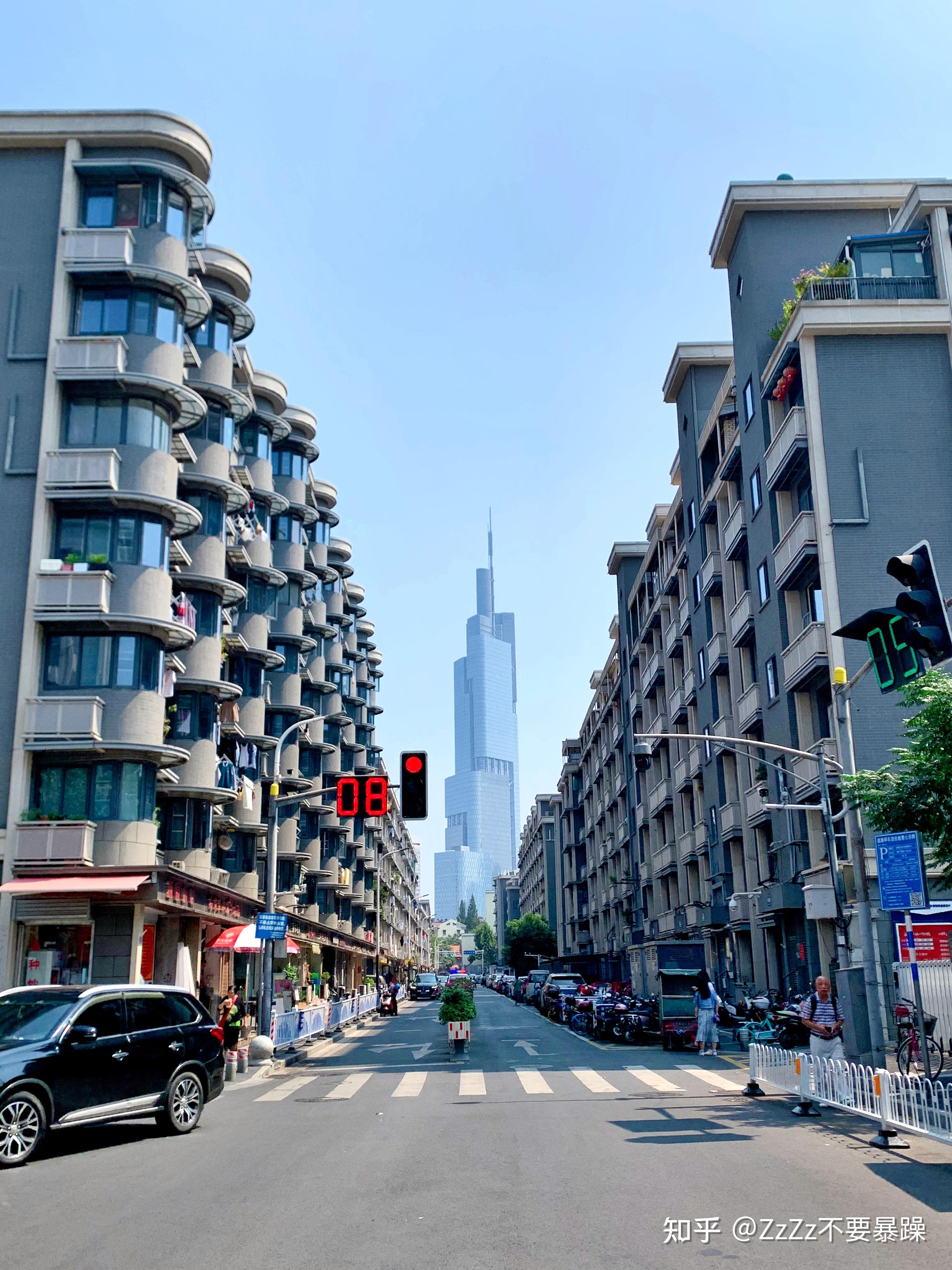 再走几步走到颐和路西桥,可以同时看到老南京街区和紫峰大厦(南京第一