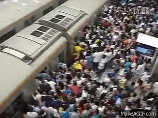 动图:拥挤的西二旗地铁站(来源:https://makeagif.com/)