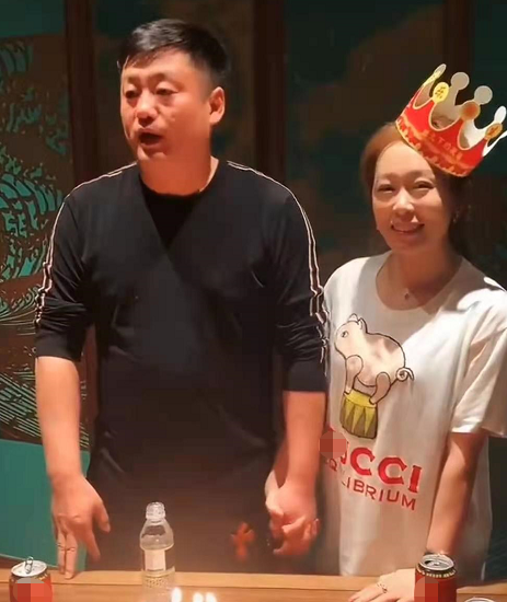 视频中,宋晓峰的老婆杨晓茹身穿一件中长t恤,手上还戴了两个珠宝,头上