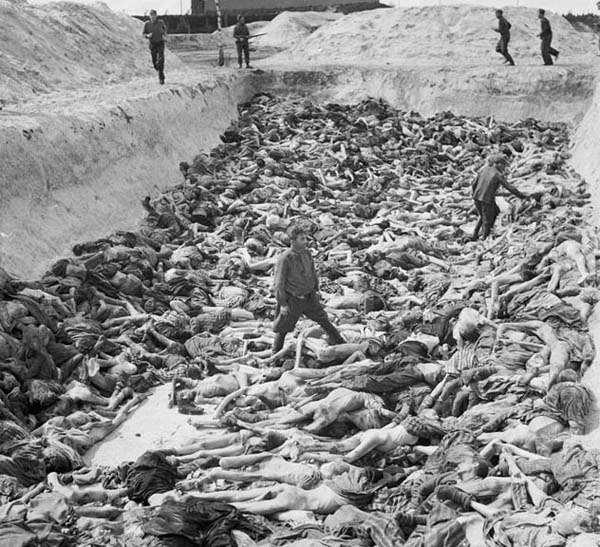 贝尔根·贝尔森集中营的"集中营墓地",死去的和奄奄一息的人都被随意