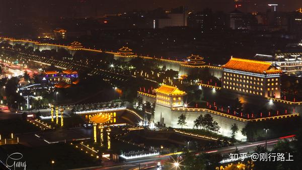 夜景一定不能错过,尤其是永宁门,这里是古城西安的南城门,西安的城门