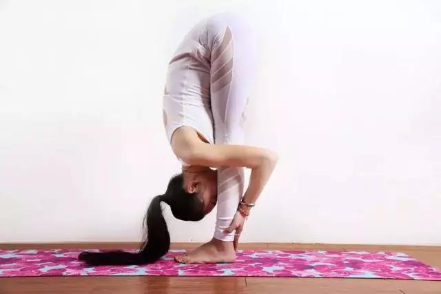 瑜伽体式站立前屈式-拥抱自己