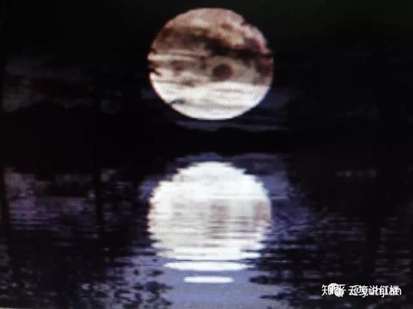 为读者营造了一个典型又凄美的水中月的现实具象,正是为了在这里给