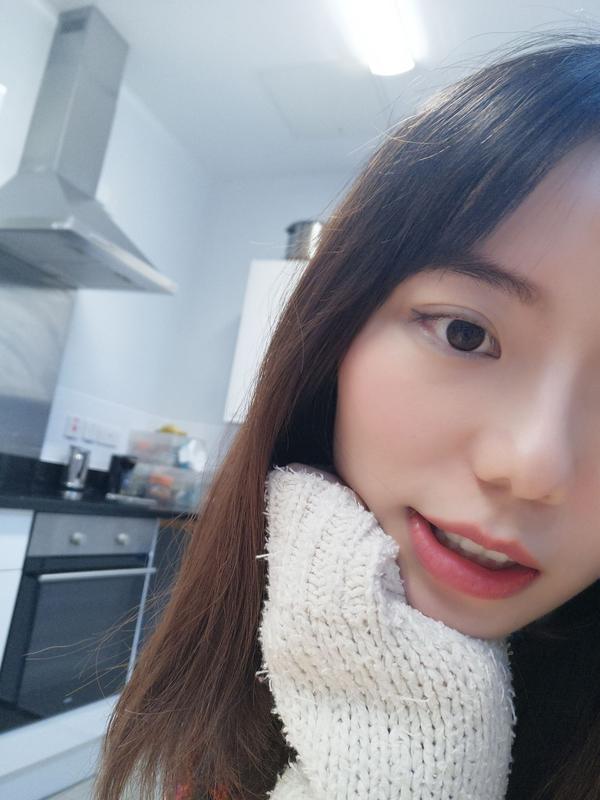 表情要可以放空但是要自然,不要太到此一游,注意自拍杆不要漏出来